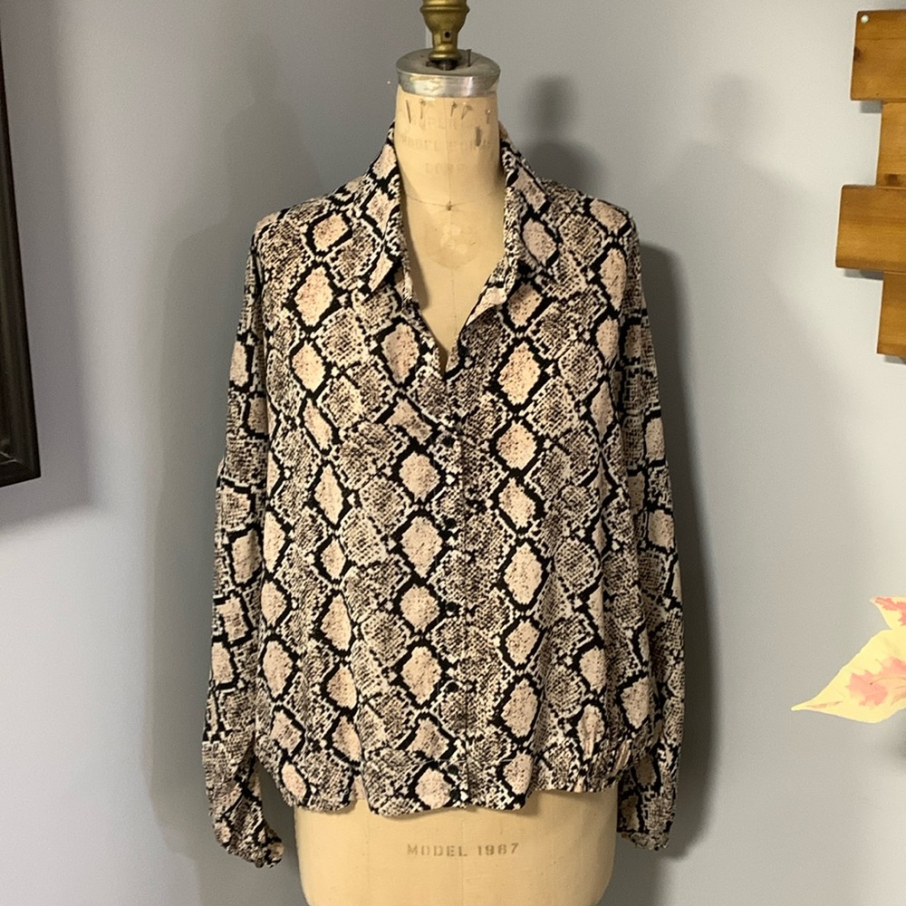 🧡 Snake print blouse